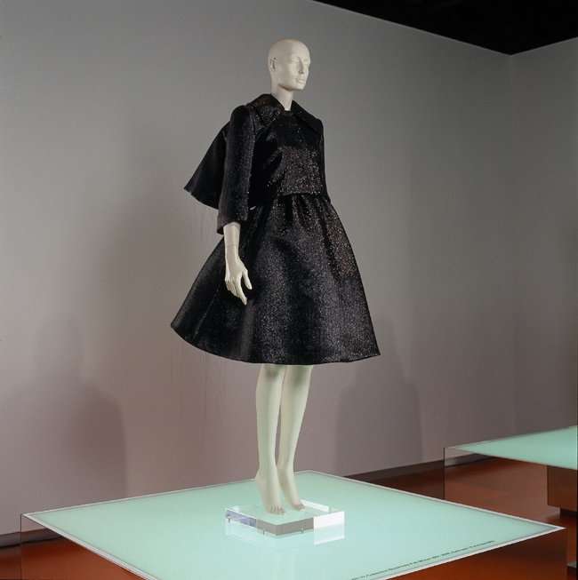 Outfit 10 (uit de collectie: Black hole, prêt-à-porter (ready-to-wear) herfst-winter 2001-2002)